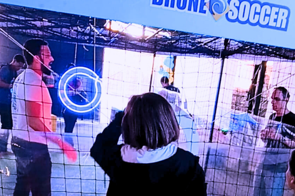 Kallyl Aquino orienta participantes durante experiência de Futebol de Drones e Drone Soccer no Rio de Janeiro