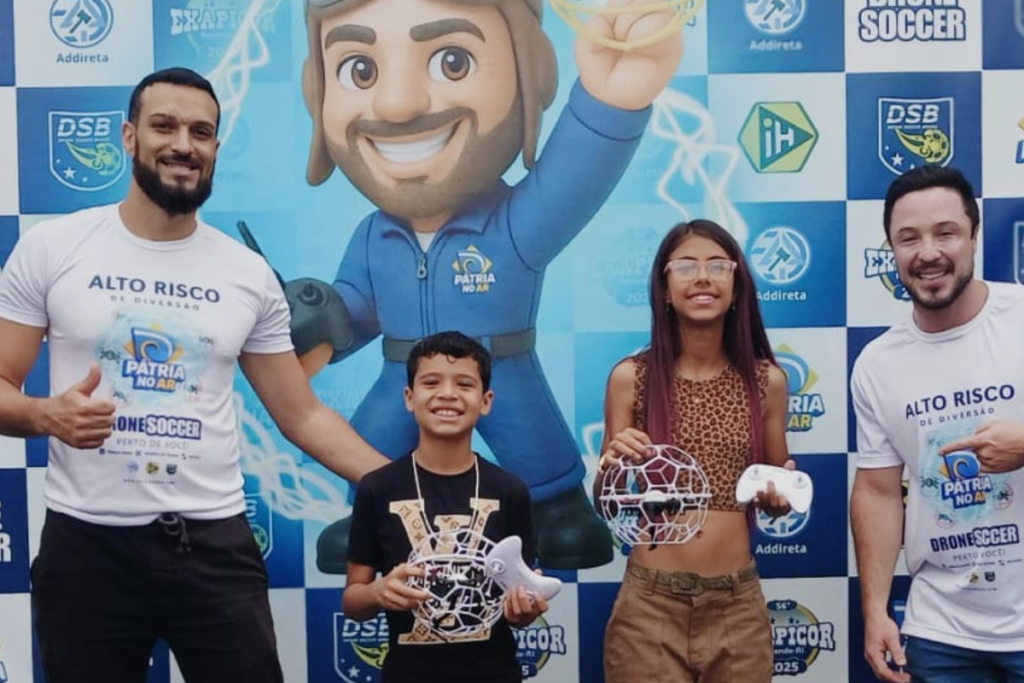 Kallyl Aquino e Rômulo Pelicier apresentam o Futebol de Drones (Drone Soccer) na 56ª Exapicor 2025 em Resende-RJ