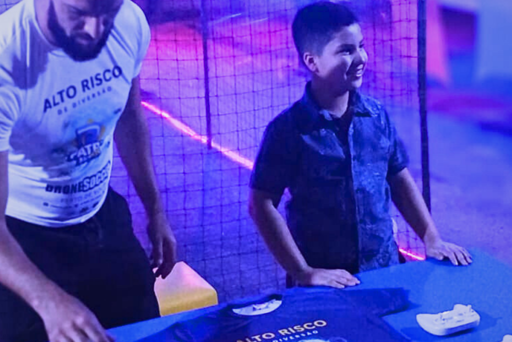 Matheus recebe brinde do projeto Pátria no Ar pelo protagonismo juvenil na Arena de Futebol de Drones (Drone Soccer), coordenada por Kallyl Aquino